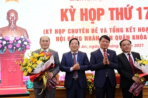 Ông Nguyễn Trường Sơn ( ngoài cùng bên phải) được bầu giữ chức Chủ tịch UBND quận Kiến An