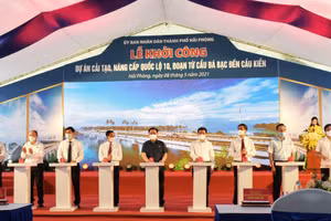 Các đại biểu cắt băng khởi công Dự án.