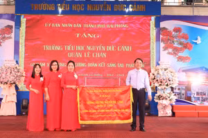 Trường Tiểu học Nguyễn Đức Cảnh vinh dự nhận cờ thi đua của thành phố.