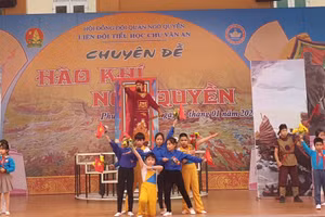Màn diễn vô cùng đặc sắc của thầy trò nhà trường nhằm tái hiện lại những trang sử vẻ vang của quận Ngô Quyền