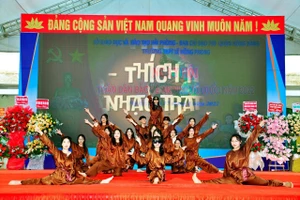 Chương trình văn nghệ Trường THPT Lê Hồng Phong, quận Hồng Bàng.