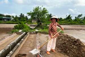 Nghề muối truyền thống tại Bàng La dần mai một.