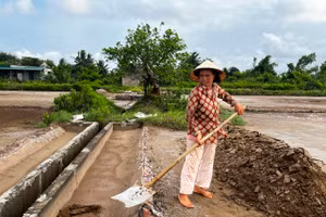 Nghề muối truyền thống tại Bàng La dần mai một.