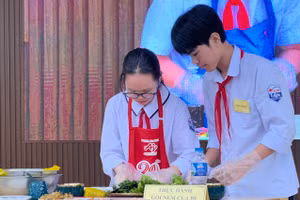 Học sinh Trường THCS Đà Nẵng thực hành gói nem cua bể.