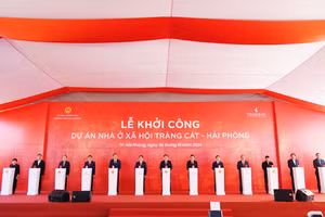 Các đại biểu nhấn nút khởi công dự án.