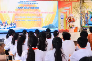 Chuyên đề "Giai điệu bản sắc quê hương chắp cánh miền di sản”.