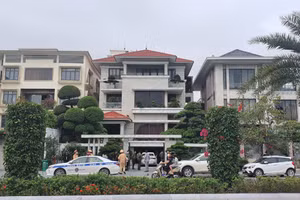 Lực lượng chức năng phong tỏa, khám xét nhà riêng ông Phạm Hồng Hà. 