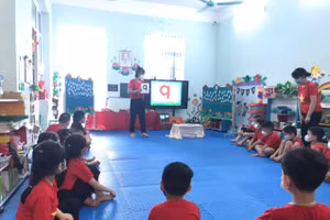 Cô trò Trường Mầm non Bình Liêu trong giờ học.