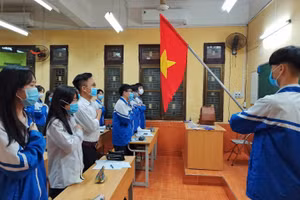 Học sinh Trường THPT Thái Phiên chào cờ trong lớp học vào sáng 8/3.