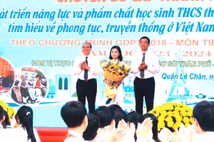 Lãnh đạo Sở GD&ĐT Hải Phòng tặng hoa cô giáo thực hiện chuyên đề.