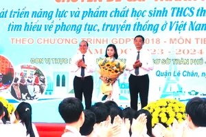 Lãnh đạo Sở GD&ĐT Hải Phòng tặng hoa cô giáo thực hiện chuyên đề.