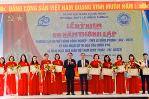 Nhiều cán bộ, giáo viên Trường THPT Lê Hồng Phong nhận khen thưởng nhân dịp Kỉ niệm 60 năm thành lập trường.