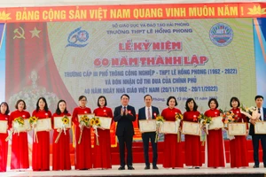 Nhiều cán bộ, giáo viên Trường THPT Lê Hồng Phong nhận khen thưởng nhân dịp Kỉ niệm 60 năm thành lập trường.