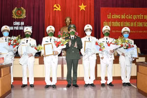 Thiếu tướng Vũ Thanh Chương, Giám đốc Công an TP Hải Phòng, trao các quyết định của Bộ trưởng Công an về công tác cán bộ.