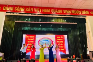 Màn thi chào hỏi đặc sắc.