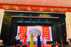 Màn thi chào hỏi đặc sắc.