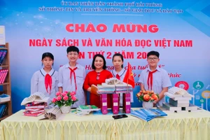 Cô trò Trường THCS Hoà Nghĩa quận Dương Kinh hưởng ứng Ngày Sách và Văn hoá đọc Việt Nam.