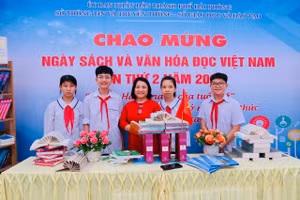 Cô trò Trường THCS Hoà Nghĩa quận Dương Kinh hưởng ứng Ngày Sách và Văn hoá đọc Việt Nam.