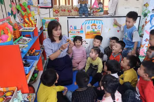 Cô trò Trường Tiểu học và Mầm non Bạch Long Vĩ.