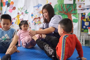Cô trò Trường mầm non Bạch Long Vĩ.