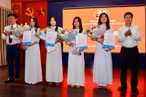 4 Đoàn viên ưu tú của Trường THPT Trần Nguyên Hãn vinh dự được kết nạp Đảng.