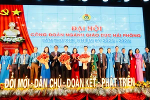 Lãnh đạo Liên đoàn Lao động thành phố và Lãnh đạo Sở GD&ĐT tặng hoa Ban Chấp hành Công đoàn ngành Giáo dục Hải Phòng khoá XIX.