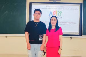 Cô giáo Đỗ Thị Diệu Thúy, Hiệu trưởng Trường THPT Chuyên Hạ Long và em Vũ Huy Hoàng.