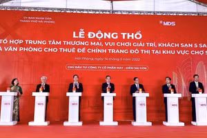 Các đại biểu nhấn nút động thổ dự án