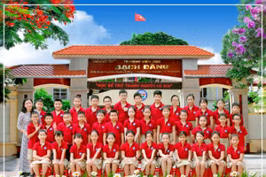 Cô Phương Hoa cùng học trò.