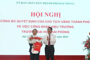 Phó Chủ tịch UBND TP Hải Phòng Lê Khắc Nam (bên phải) trao quyết định công nhận Hiệu trưởng Trường Đại học Hải Phòng cho PGS.TS Nguyễn Hoài Nam