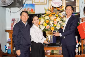 Lãnh đạo TP Hải Phòng thăm, tặng quà nhà giáo Lưu Thị Thu.