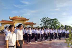 Thầy trò Trường THCS An Dương (huyện An Dương, TP Hải Phòng) thăm viếng nghĩa trang liệt sỹ.