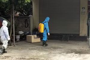 Sáng 21/7, Quảng Yên hoàn tất việc phun khử khuẩn tại nhà F0 và các khu vực liên quan.