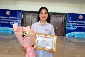 Em Tô Ngọc Khánh Chi, học sinh quận Hồng Bàng, TP Hải Phòng xuất sắc đạt 49/50 điểm trong kì thi vào lớp 10.