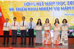 Ông Lê Khắc Nam- Phó Chủ tịch UBND TP tặng khen các nhà giáo đạt danh hiệu Chiến sĩ thi đua cấp thành phố.