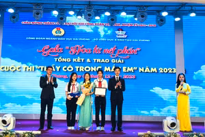 Lãnh đạo Công đoàn Giáo dục Việt Nam và Công đoàn ngành trao giải Đặc biệt Cuộc thi.