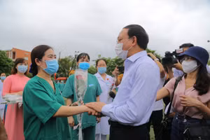 Bí thư Tỉnh ủy Quảng Ninh Nguyễn Xuân Ký động viên các cán bộ, y, bác sĩ trước giờ họ lên đường hỗ trợ tỉnh bạn.