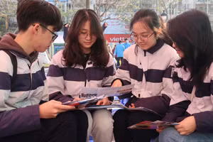 Giai đoạn này, học sinh lớp 12 đang nỗ lực hoàn thành chương trình chính khoá để dồn sức ôn thi tốt nghiệp THPT.