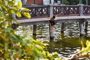 Ao làng rộng 7000m2 trở thành bể bơi miễn phí cho dân làng.