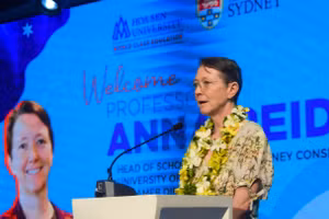 GS Anna Reid- Giám đốc Nhạc viện Sydney, ĐH Sydney, Giám đốc Hội đồng Khảo thí âm nhạc Úc(AMEB) phát biểu tại buổi làm việc