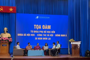 Khách mời là thế hệ lãnh đạo cũ và mới của Khoa giao lưu với sinh viên