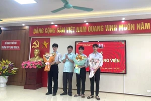 Nhà giáo Triệu Trí Phú - Bí thư Đảng ủy, Hiệu trưởng Trường THPT Long Châu Sa tặng hoa chúc mừng các đồng chí đảng viên mới được kết nạp thuộc Chi bộ tổ Tự nhiên.