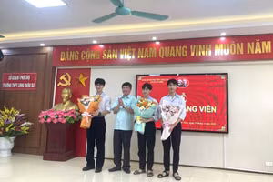 Nhà giáo Triệu Trí Phú - Bí thư Đảng ủy, Hiệu trưởng Trường THPT Long Châu Sa tặng hoa chúc mừng các đồng chí đảng viên mới được kết nạp thuộc Chi bộ tổ Tự nhiên.