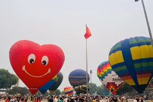 Lễ hội Khinh khí cầu tại TP Tuyên Quang thu hút đông đảo người dân và du khách tham quan .