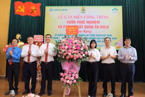 Bà Nguyễn Thị Thu Bình - Thành viên Hội đồng thành viên, Phụ trách Hội đồng Thành viên Tập đoàn Hoá chất Việt Nam tặng hoa chúc mừng Công ty Cổ phần Supe Phốt phát và Hóa chất Lâm Thao.