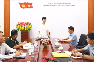 Đoàn công tác Ban Chỉ đạo thi tốt nghiệp THPT năm 2024 tỉnh Phú Thọ làm việc tại điểm thi Trường THPT Phong Châu, huyện Lâm Thao.