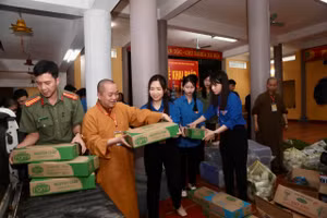 Tình nguyện viên vận chuyển nhu yếu phẩm đến các Điểm thi tại tỉnh Tuyên Quang.