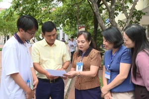 Ông Hồ Đại Dũng - Phó Chủ tịch UBND tỉnh Phú Thọ (thứ 2 từ trái sang)tại buổi kiểm tra công tác thi tốt nghiệp tại trường THPT Việt Trì, ngày 27/6.