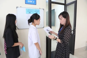 Các thí sinh Hội đồng coi thi Trường THPT Chuyên Hùng Vương làm thủ tục vào phòng thi.