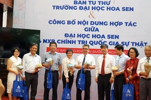 Đại diện cho các thành viên Ban Tu thư mới ra mắt học giả và bạn đọc